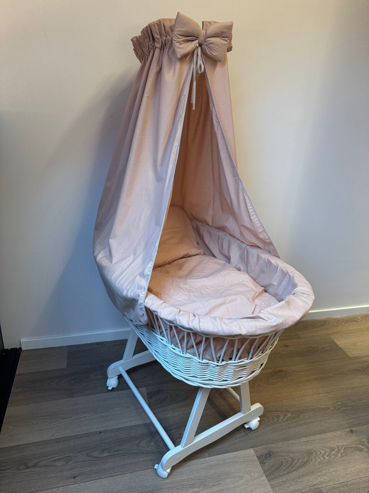 Witte Rotan Wieg met Hemel en Bekleding, Kinderen en Baby's, Babywiegjes en Ledikanten, Ophalen, Zo goed als nieuw, Wieg