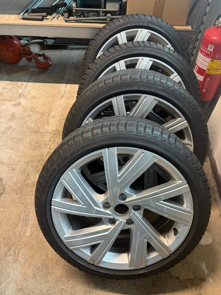Winterset Golf 8 – Pirelli Sotto Zero 3, Auto-onderdelen, Banden en Velgen, 18 inch, Banden en Velgen, Nieuw, 225 mm