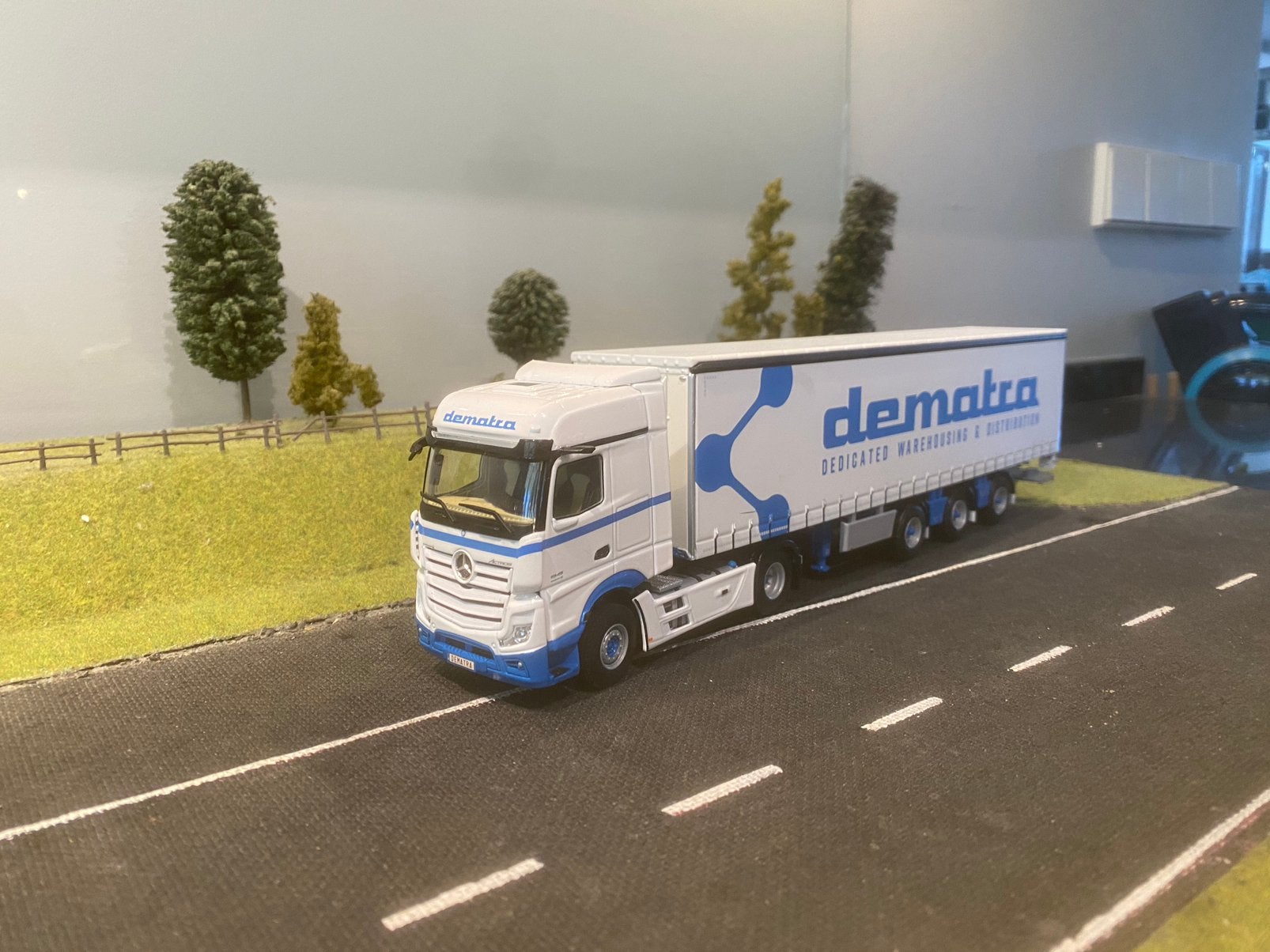 Mercedes Gigaspace met tautliner van Dematra, Ophalen of Verzenden, Zo goed als nieuw, Bus of Vrachtwagen, Wsi