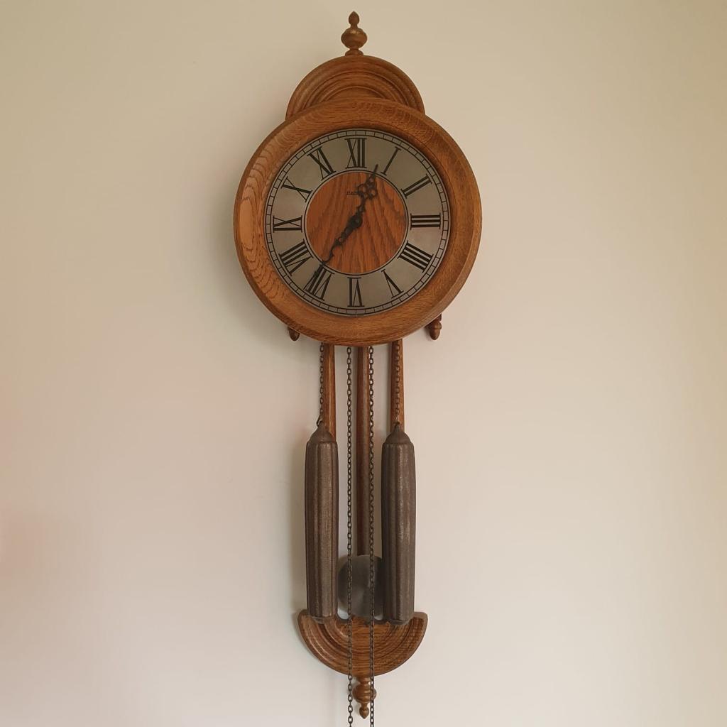 Antieke houten wandklok met gewichten, Ophalen