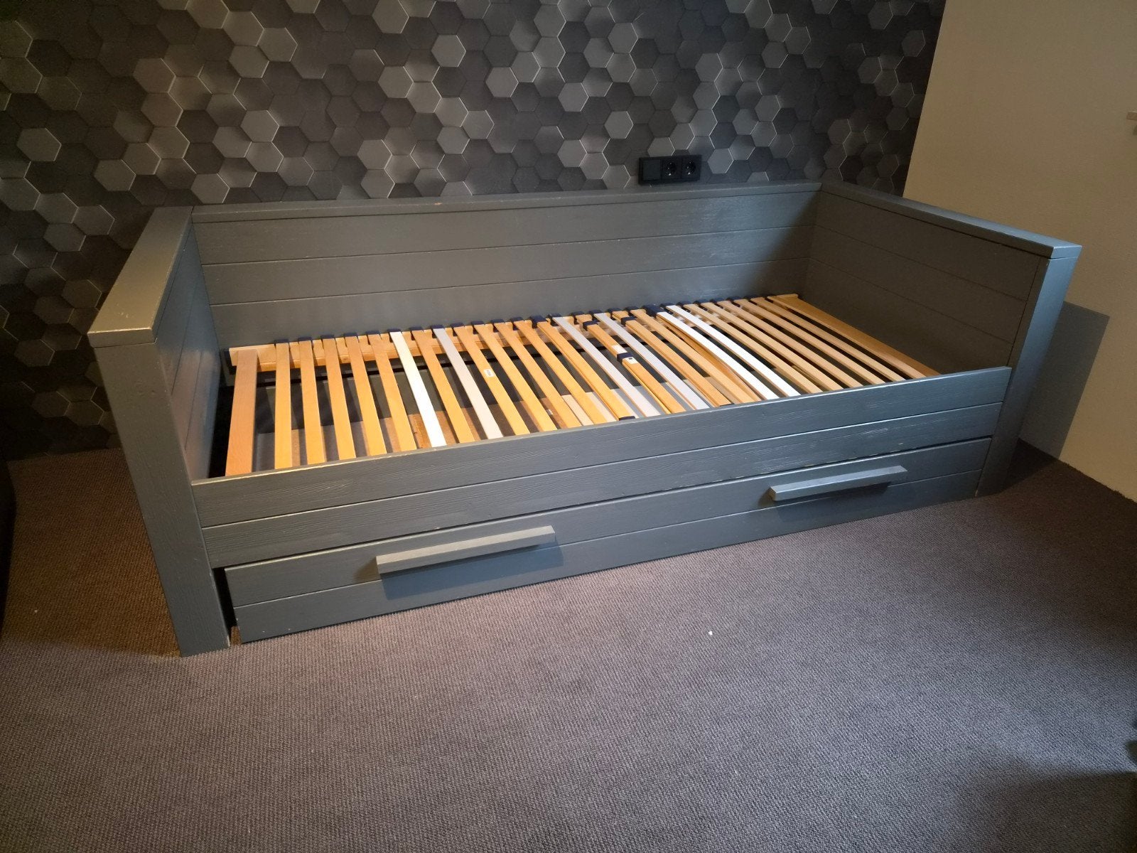 grijs eenpersoons bedbank lattenbodem evt plus bureau, Huis en Inrichting, Slaapkamer | Bedden, Ophalen, 90 cm, Eenpersoons, Grijs