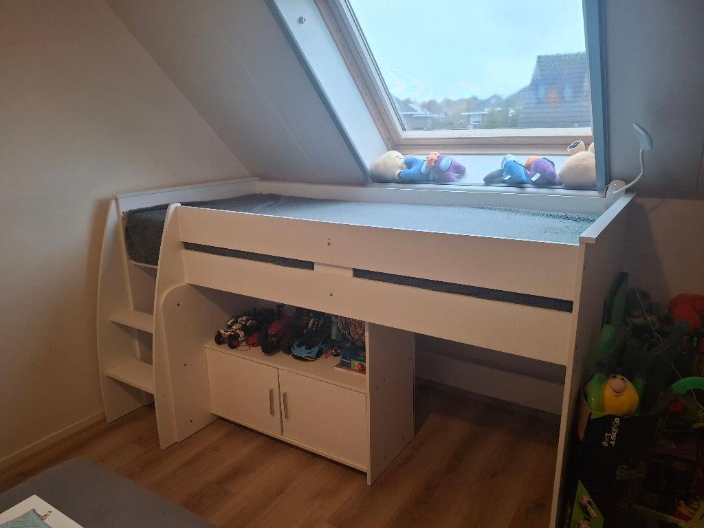 Half hoog slaper wit, Kinderen en Baby's, Kinderkamer | Stapelbedden en Hoogslapers, Ophalen, Zo goed als nieuw, Halfhoogslaper