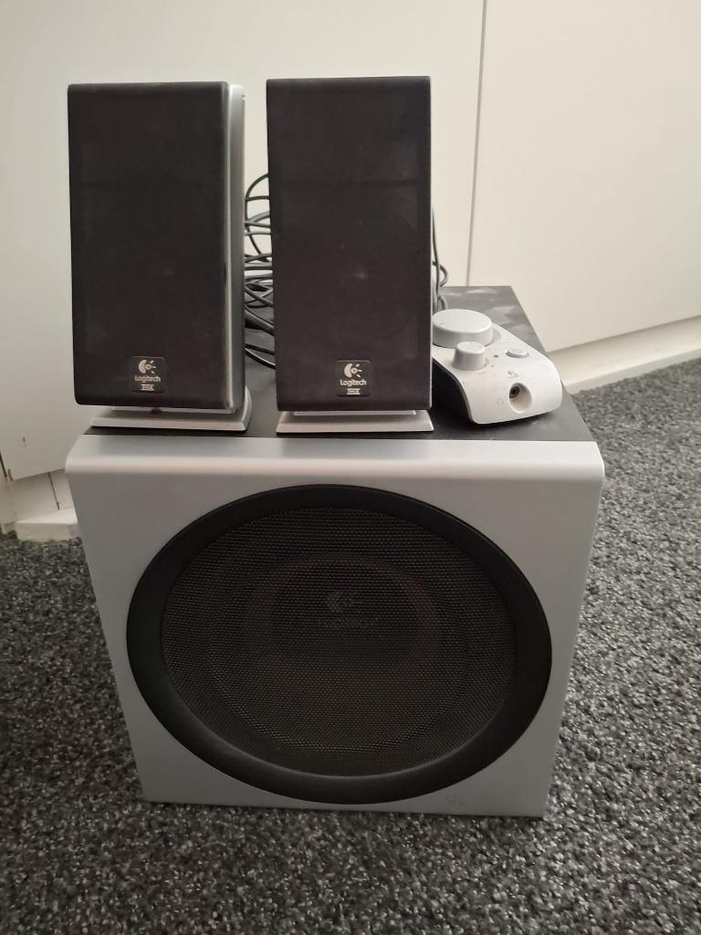 Logitech Z-2300, Computers en Software, Pc speakers, Ophalen, Gebruikt, Logitech (speakers), Neovo (monitor)