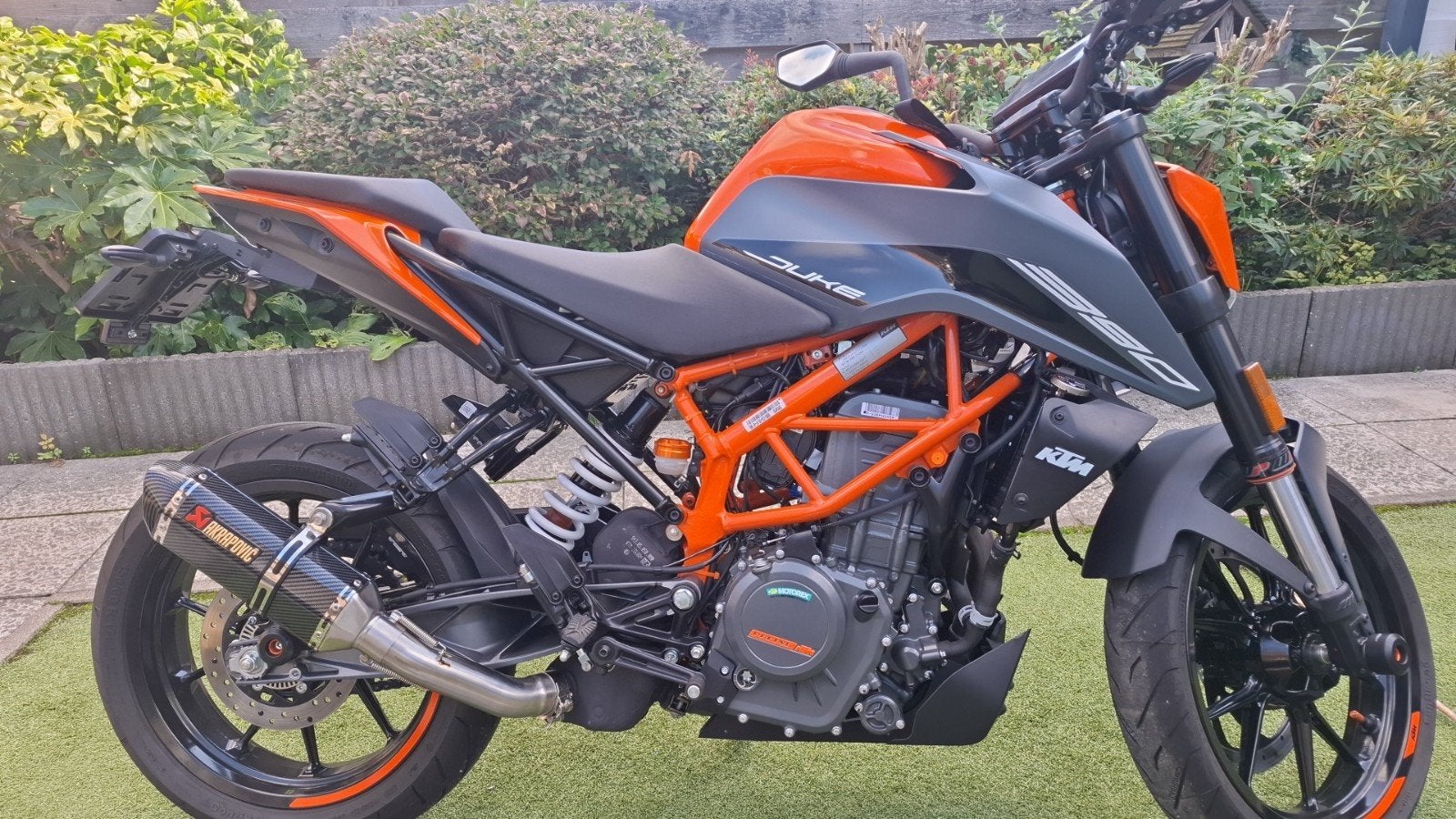 KTM Duke 390 2024 | 2.500 km | Akrapovič | Nieuwstaat!, Nieuw, Particulier, 376 cc, Minimaal motorrijbewijs A2