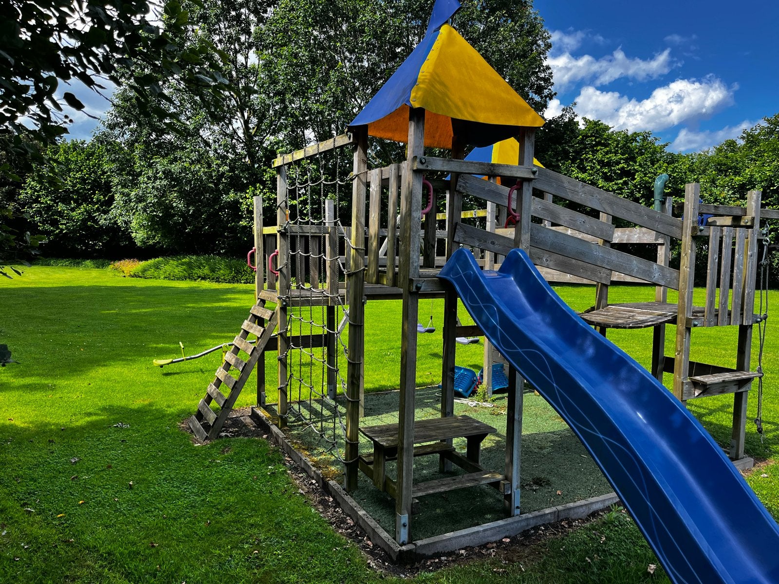 Houten Speeltoestel met Glijbaan en Schommels, Kinderen en Baby's, Speelgoed | Buiten | Speeltoestellen, Ophalen, Gebruikt, Glijbaan