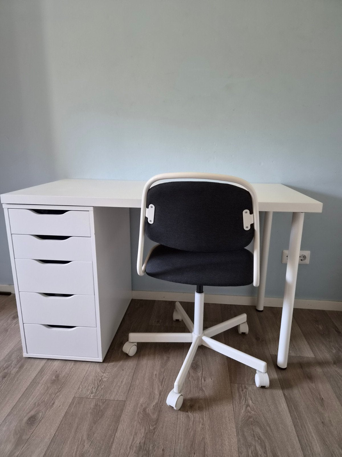 IKEA Micke bureau wit met ladeblok en bureaustoel, Ophalen, Met lades, Spaanplaat of MDF, Zo goed als nieuw