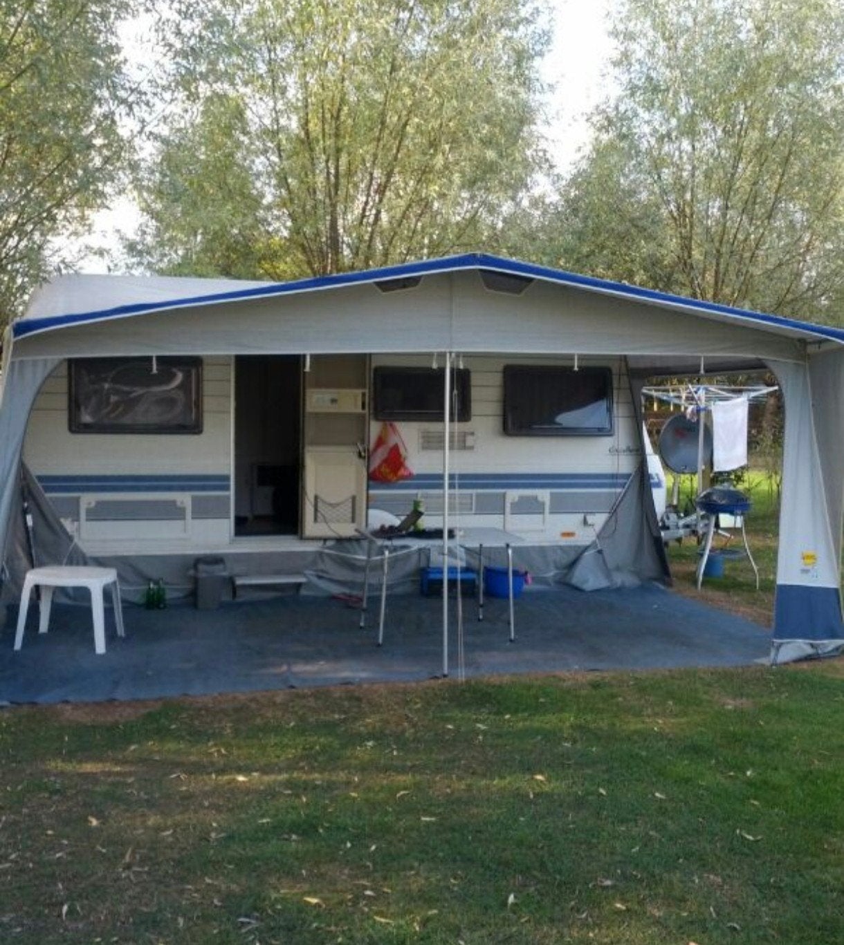 Hobby 470 UB licht essen 1997 van eerste eigenaar., Vast bed, Rondzit, Hobby, Koelkast