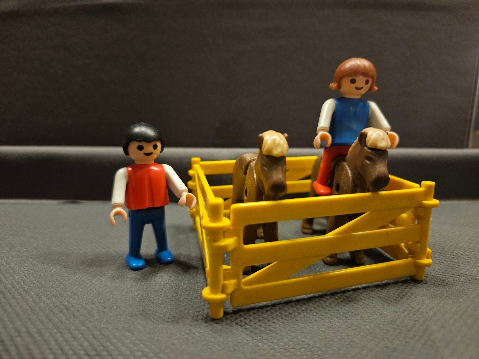 Playmobil kinderen met pony en hek, Complete set, Ophalen of Verzenden, Zo goed als nieuw, Figuren