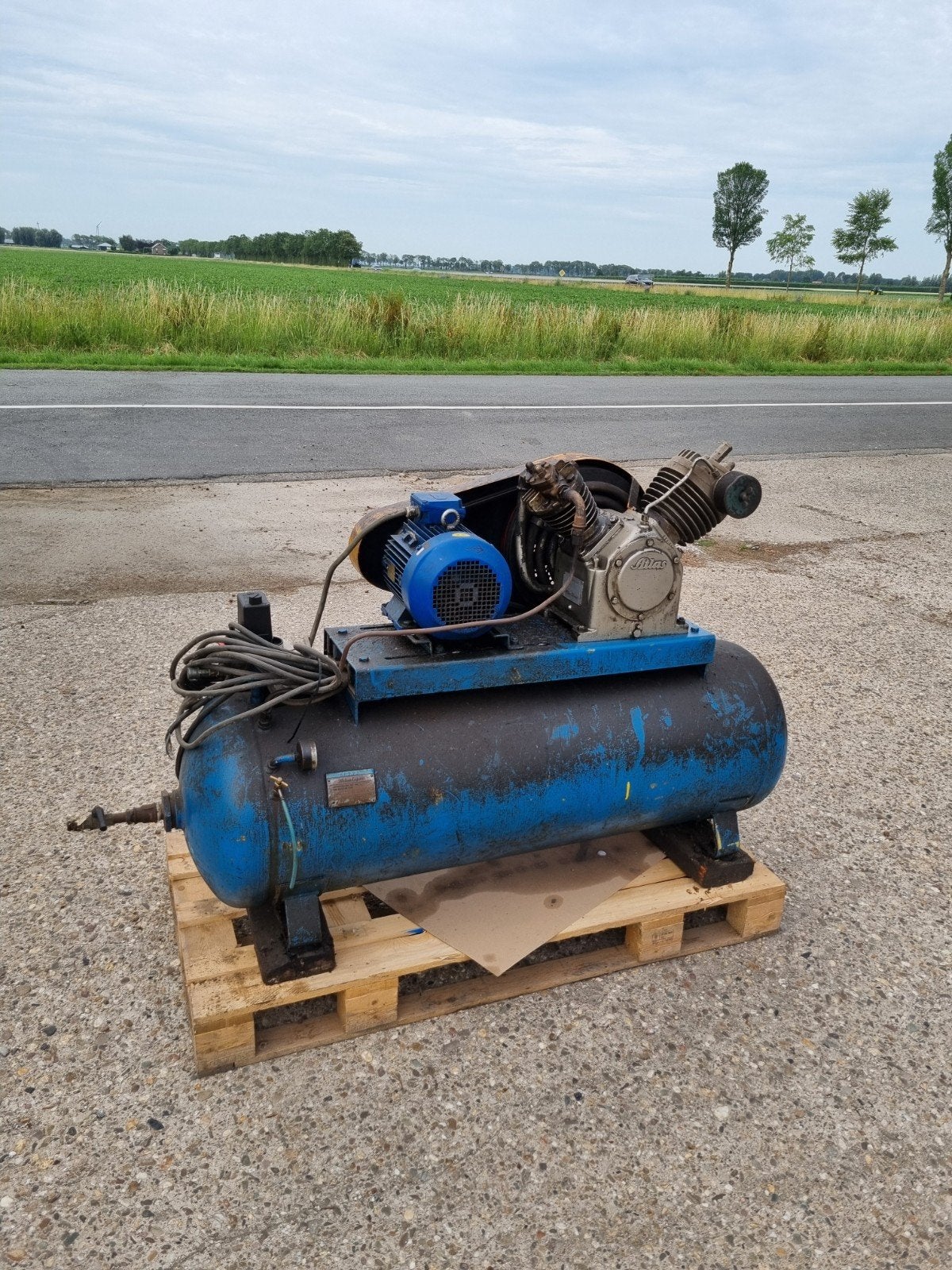 te koop compressor, Doe-het-zelf en Verbouw, Compressors, Ophalen, Gebruikt, 200 tot 400 liter/min, Olievrij