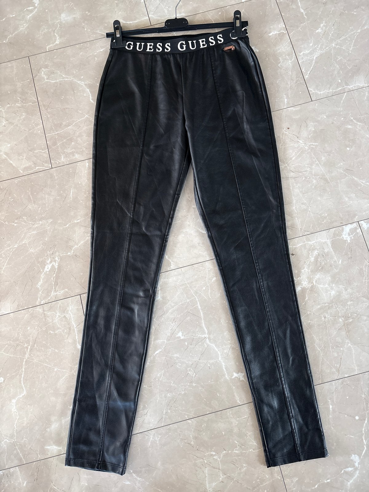 Guess Zwarte Faux Leren Broek met Logo Tailleband, Maat 38/40 (M), Zwart, Ophalen of Verzenden, Zo goed als nieuw