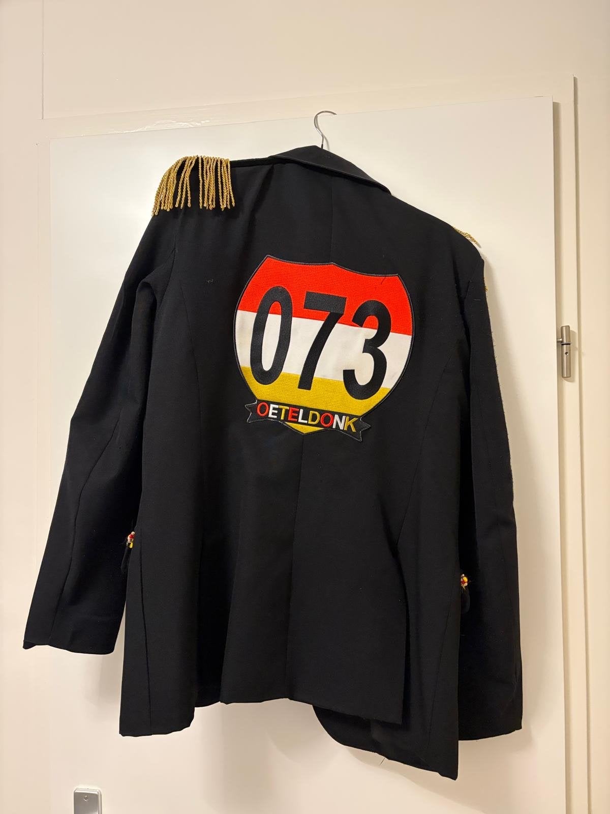 Carnavalsjas Oeteldonk 073 met kikker emblemen, Carnaval, Maat 46/48 (XL) of groter, Ophalen of Verzenden, Zo goed als nieuw