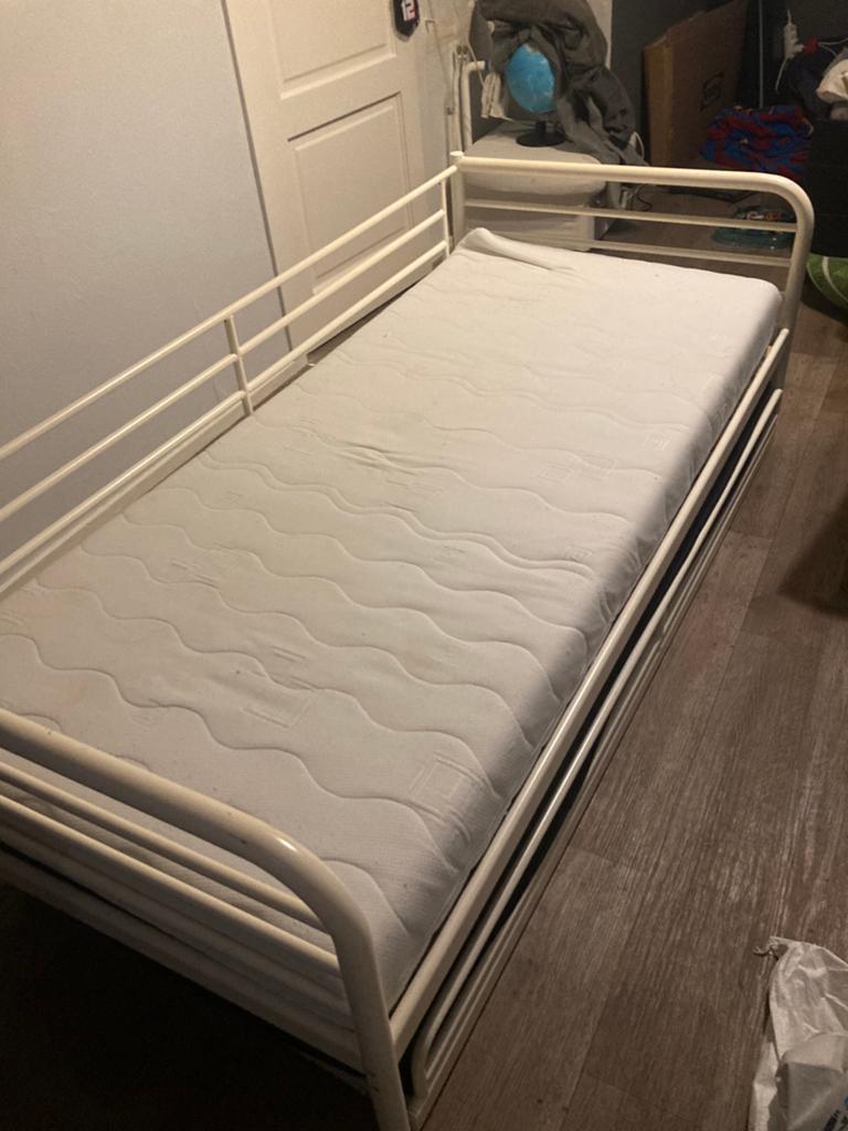 Enkelpersoons bed met extra onderschuifbed, Huis en Inrichting, Slaapkamer | Bedden, Ophalen, Gebruikt, 90 cm, Eenpersoons