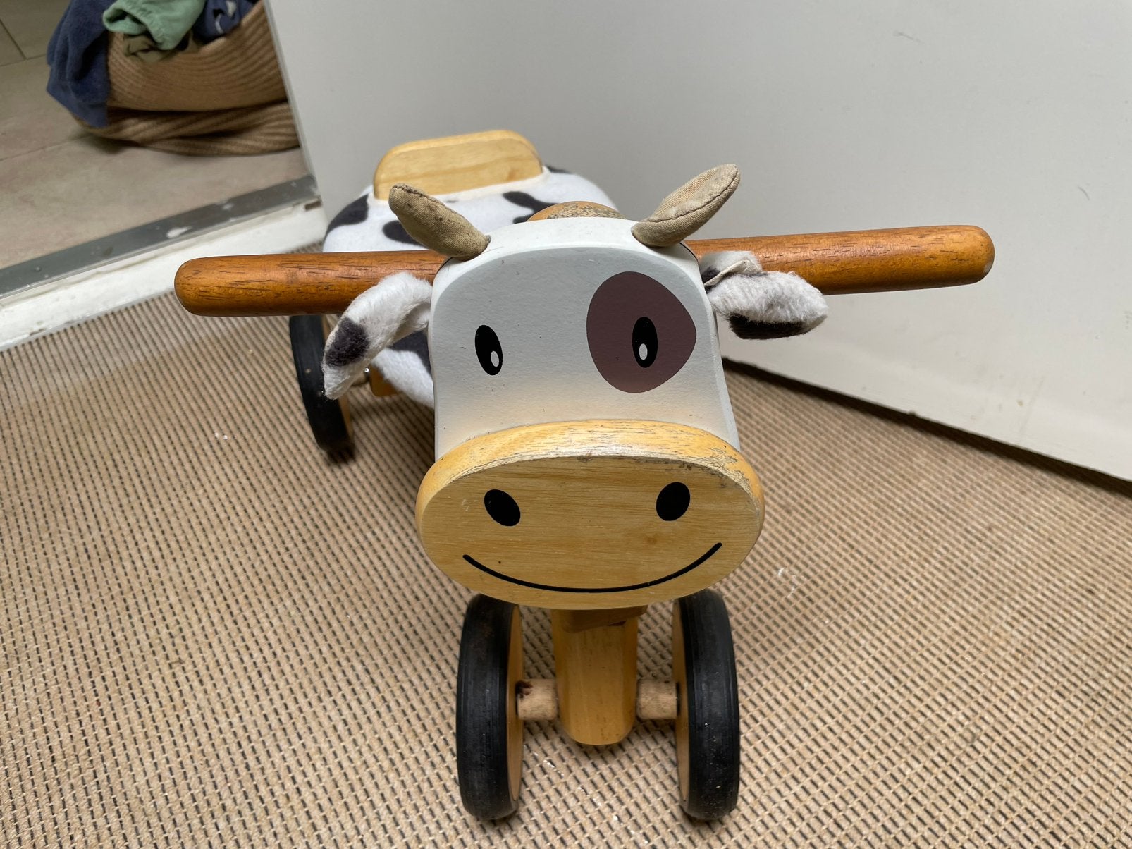 Houten ‘koe’ loopfiets met 4 wielen voor dreumes/peuter, Kinderen en Baby's, Speelgoed | Houten speelgoed, Ophalen, Gebruikt, Overige typen