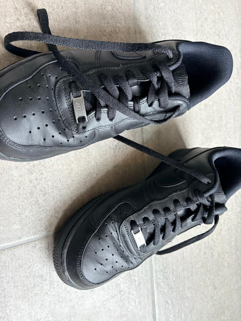 Nike Air Force 1 - Zwart, Kleding | Heren, Schoenen, Zo goed als nieuw, Sneakers of Gympen, Zwart, Ophalen of Verzenden