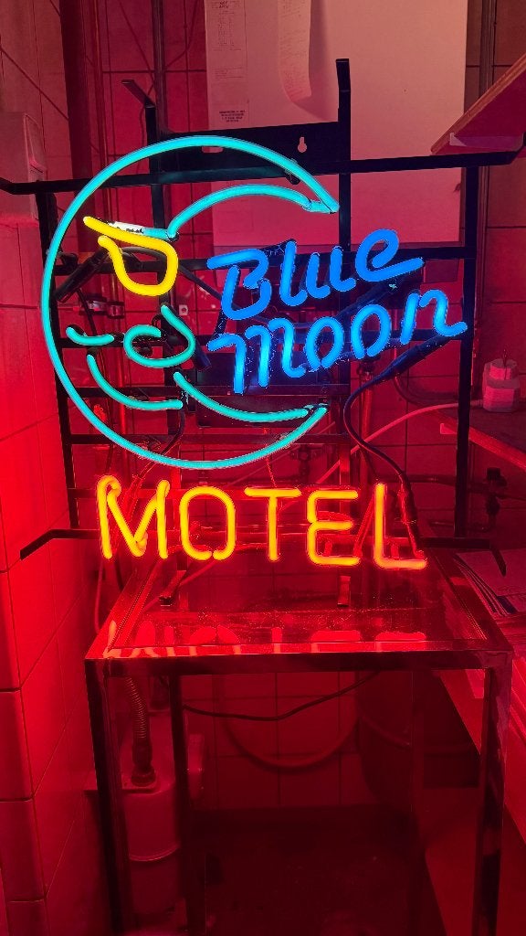 Neon BLUE MOON HOTEL, Ophalen, Zo goed als nieuw, Lichtbak of (neon) lamp