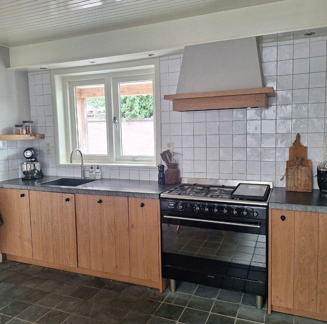 Eikenhout fineer keuken met composiet blad en SMEG fornuis, Huis en Inrichting, Keuken | Complete keukens, Ophalen, Gebruikt, Composiet