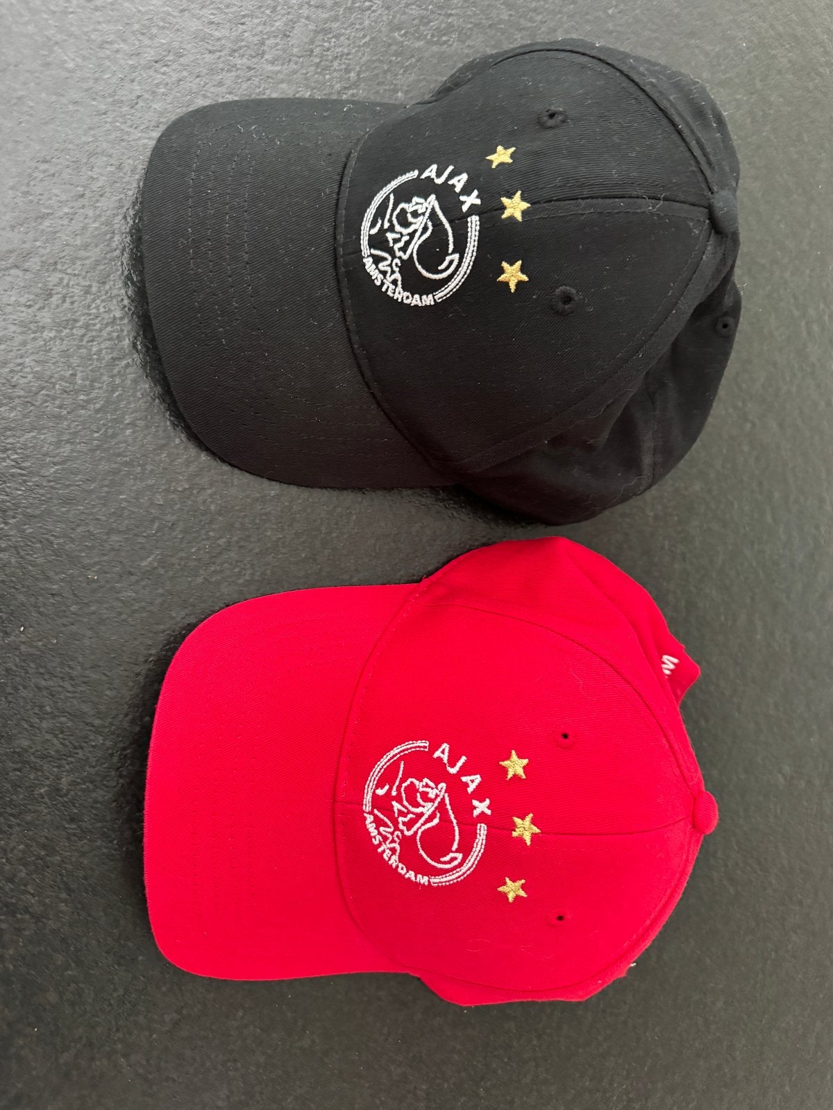 Ajax Amsterdam petten - Zwart en Rood, Ophalen of Verzenden, Gedragen, One size fits all, Pet
