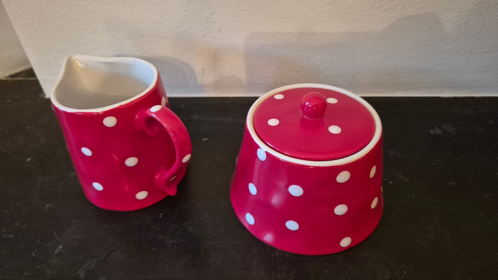 Melkkan en zuikerpot van het merk mG art retro
Kleur rood me, Huis en Inrichting, Ophalen of Verzenden, Nieuw, Keramiek