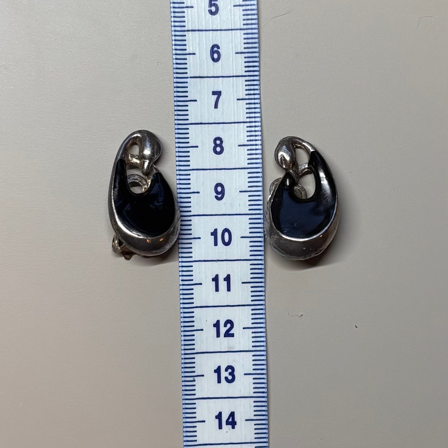 Vintage Zilverkleurige Oorclips met Zwart Emaille jaren ‘70, Sieraden, Tassen en Uiterlijk, Oorbellen, Overige materialen, Zwart