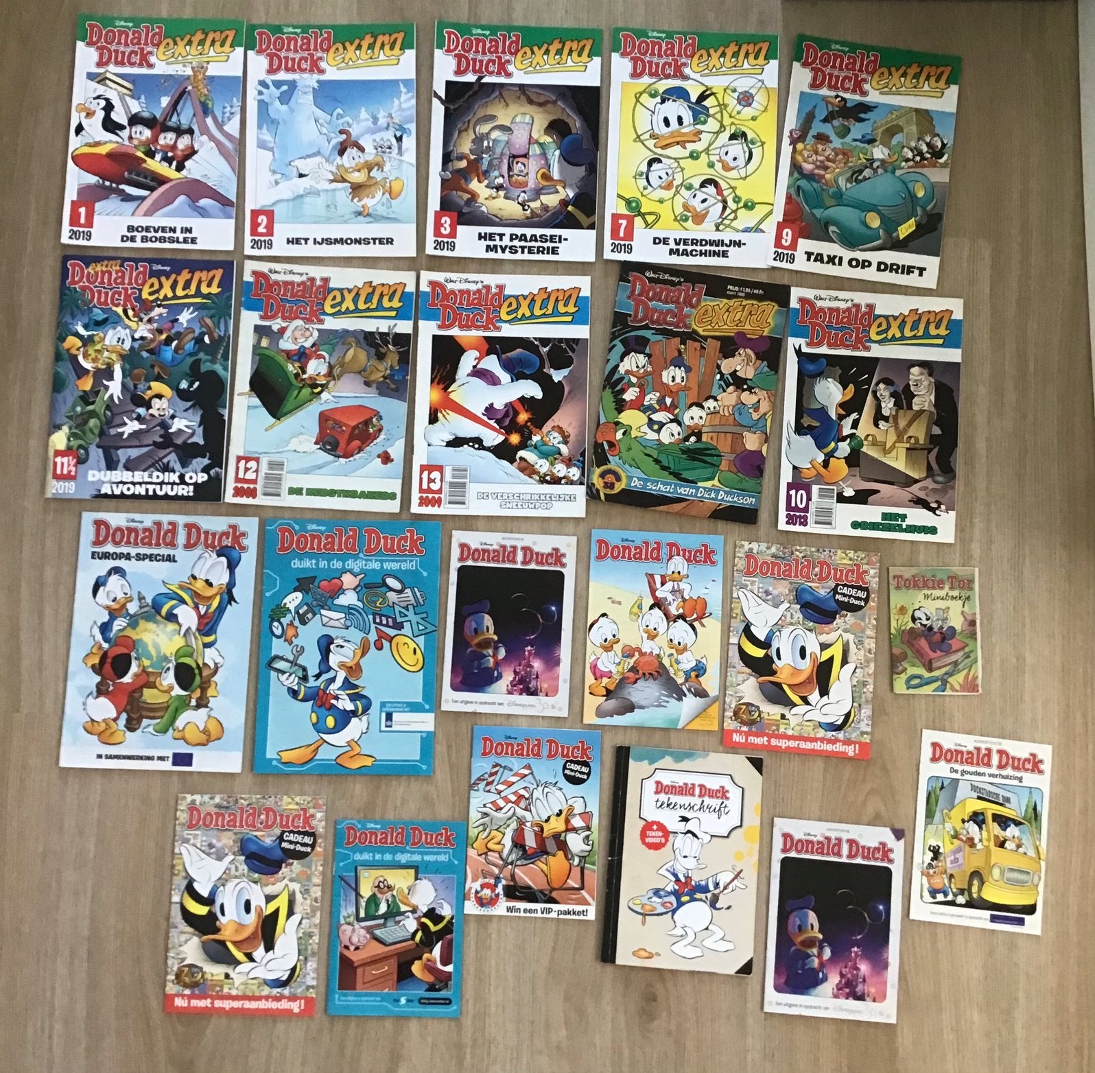 Pakket Donald Duck Extra 2019 en andere Donald Duck bladen, Meerdere stripboeken, Ophalen of Verzenden, Zo goed als nieuw, Donald Duck / Disney