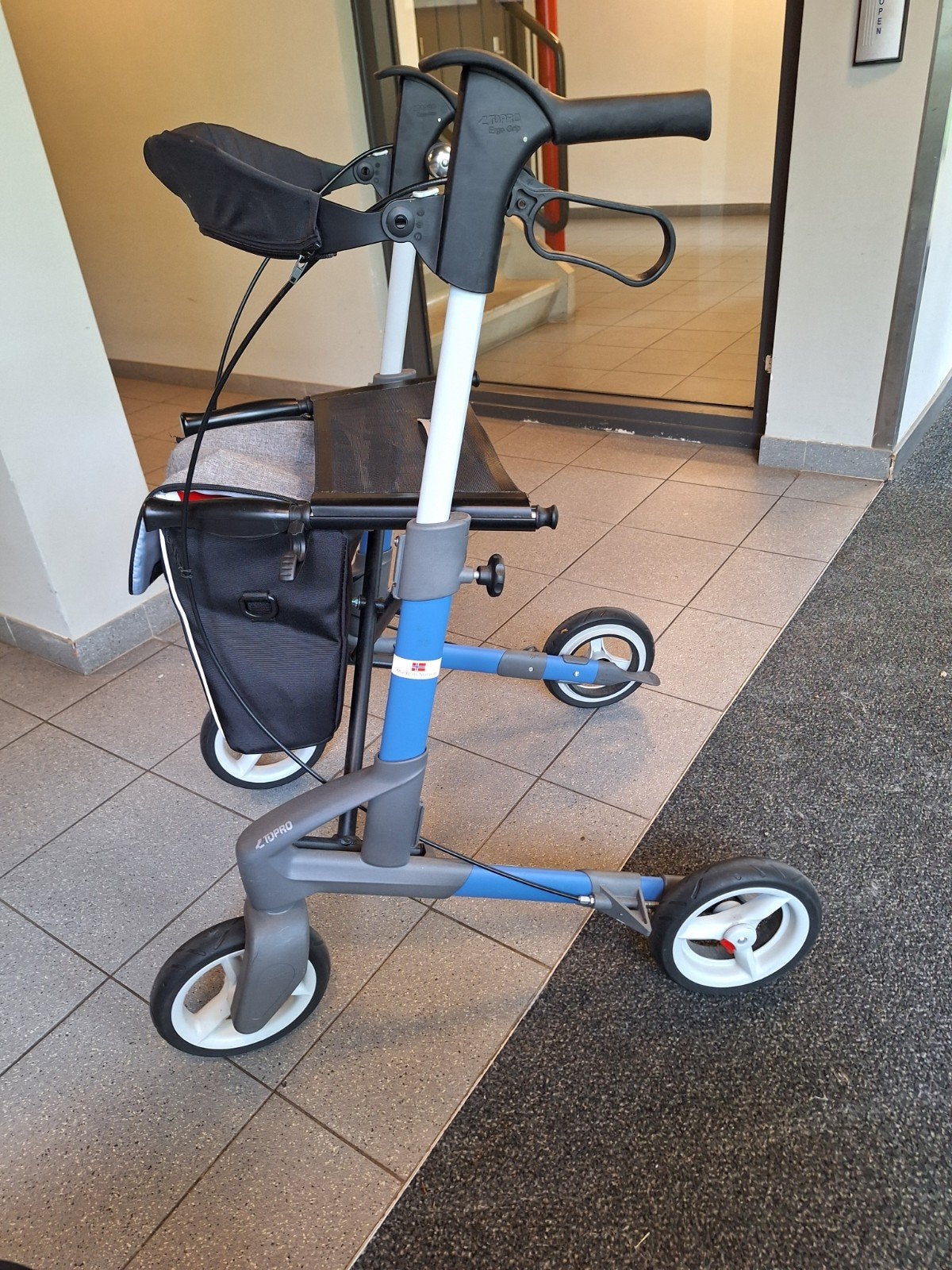 Foto 2 van Rollator lichtgewicht aluminium lees beschrijving nieuwstaat