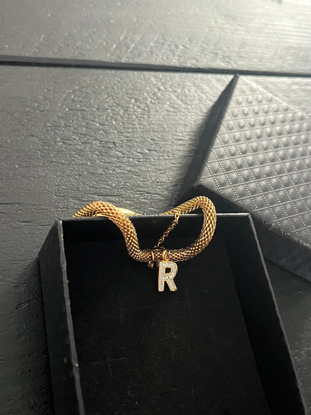 R Bracelet | R Armband | Lucardi, Ophalen, Overige materialen, Zo goed als nieuw, Met bedels of kralen