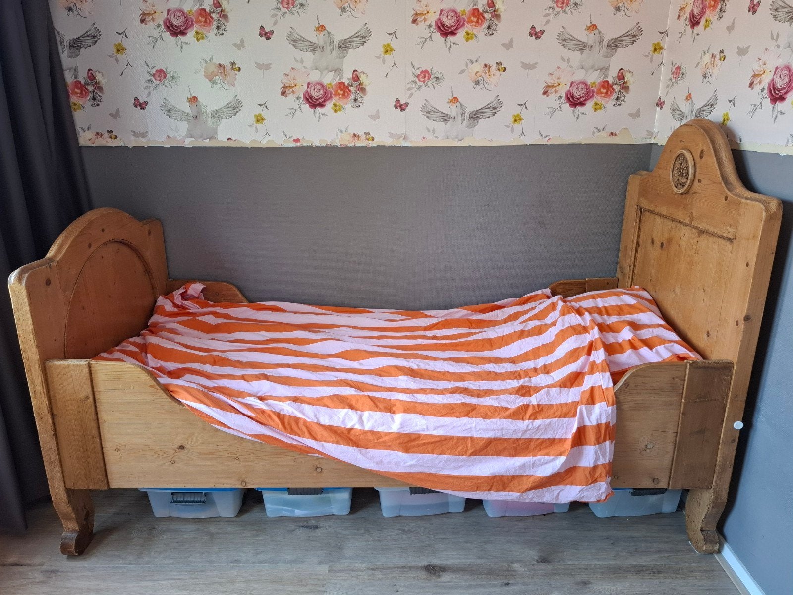 Antiek houten kinderbed met sierlijk hoofdeinde, Ophalen