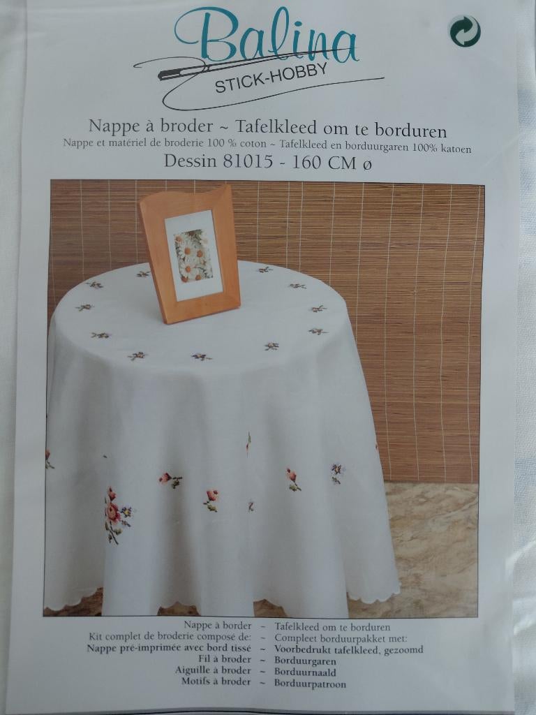 Borduurpakket rond tafelkleed (160cm) – Nieuw in verpakking, Ophalen of Verzenden, Nieuw, Handborduren, Borduurpakket