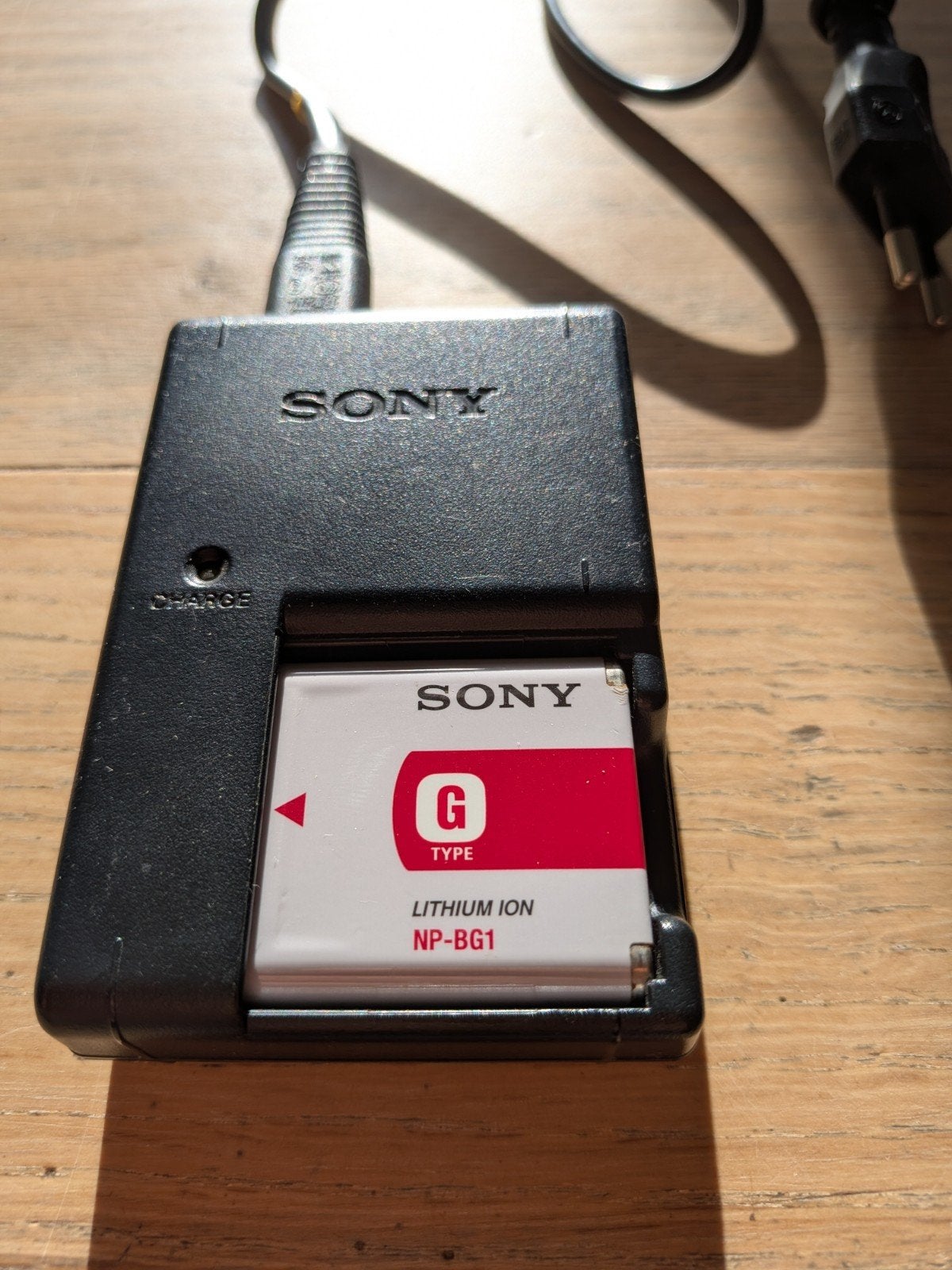 Batterij NP-BG1 en lader vooor Sony camera, Ophalen of Verzenden, Gebruikt, Oplaadbaar