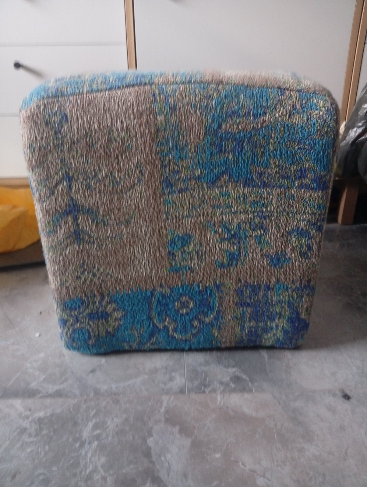 Kleine poef met kleurrijk patroon, Gebruikt, Stof, 50 tot 75 cm, Ophalen