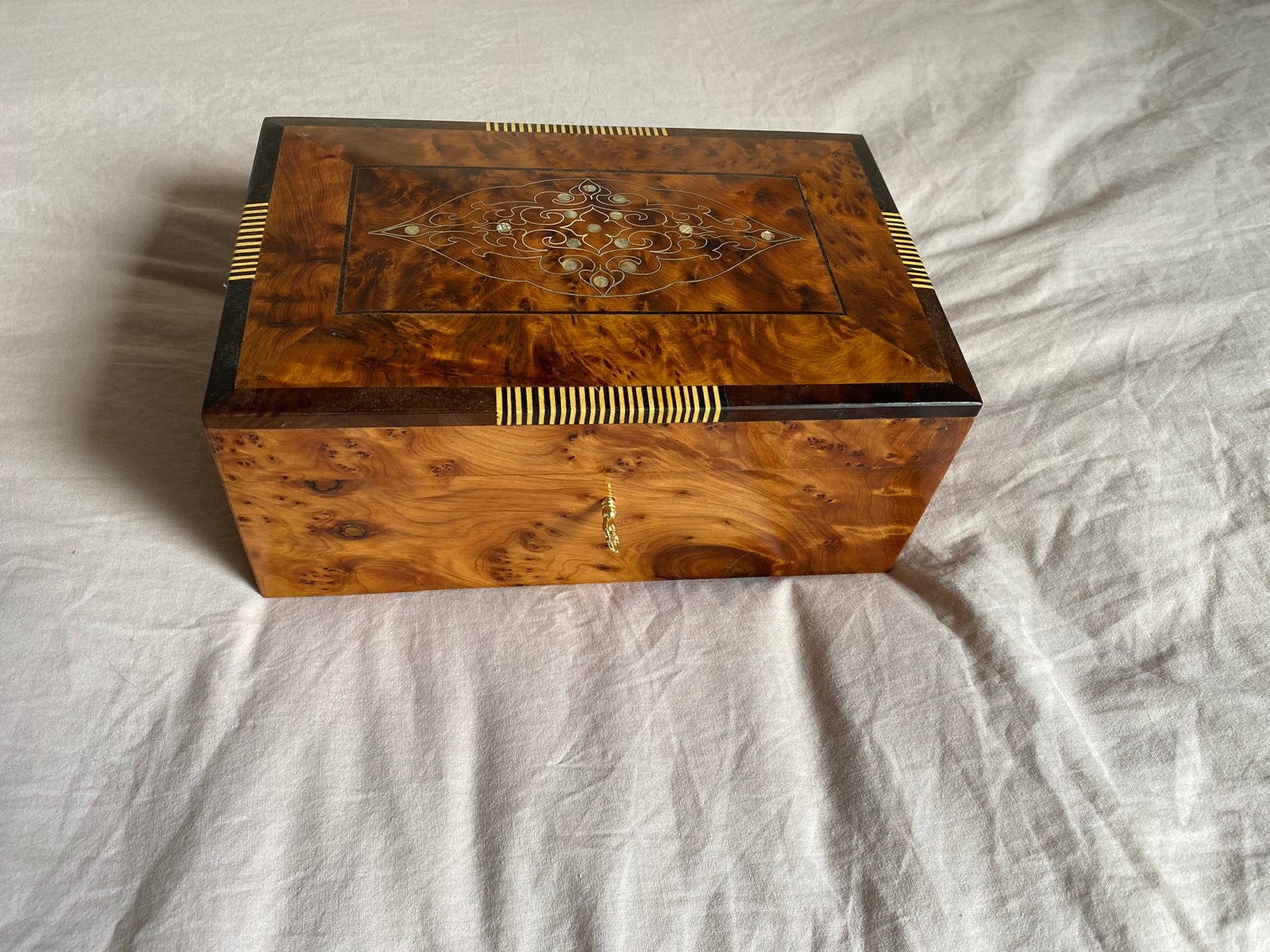 Handgemaakte sieraden kist hout parelmoer met sleutel, Verzenden