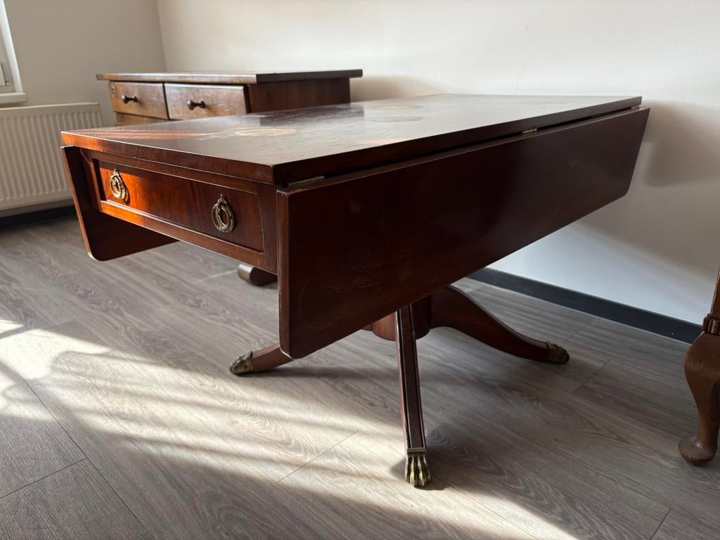 Hangoor tafel met bronzen pootjes en lade, Ophalen