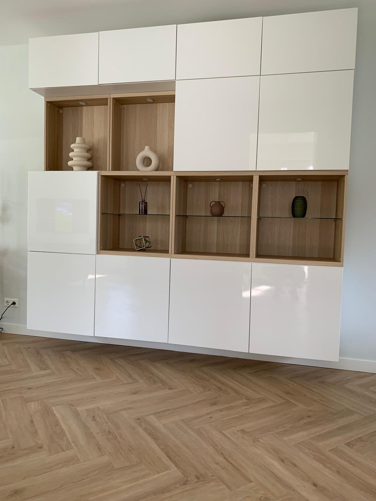 Mooie grote IKEA wandkast met verlichting, Ophalen, 200 cm of meer, Zo goed als nieuw, 25 tot 50 cm