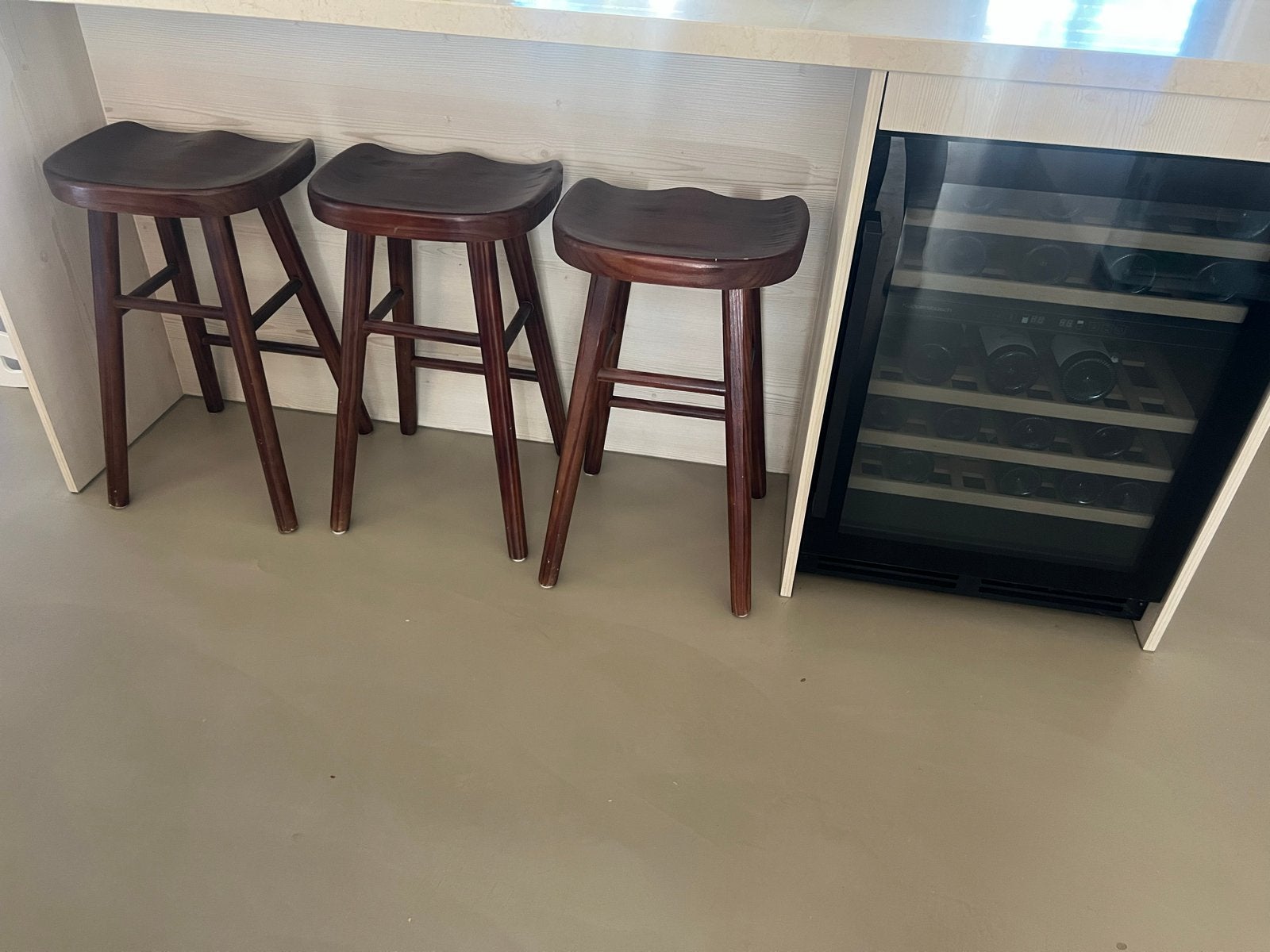 3 donkerbruine houten barkrukken, Gebruikt, 60 tot 90 cm, Ophalen of Verzenden, 3 krukken