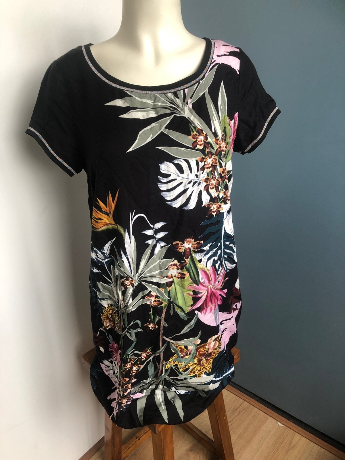 Geisha zwart jurkje kleurrijke bloemen print 38 viscose, Maat 38/40 (M), Geisha, Zwart, Ophalen of Verzenden