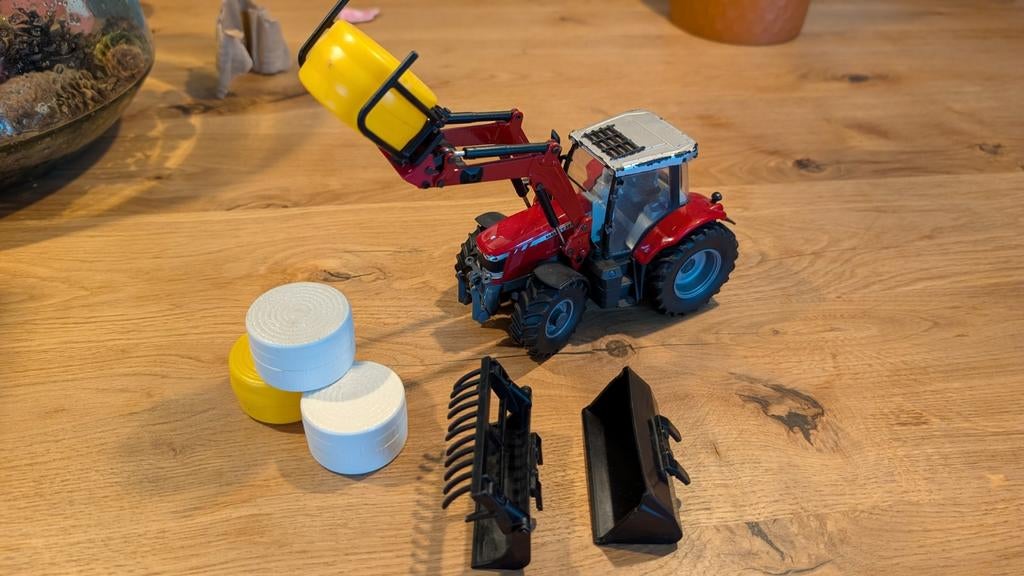 Britains ertl 1:32 mf 6616 met voorlader en accessoires, Hobby en Vrije tijd, Modelauto's | 1:32, Ophalen of Verzenden, Gebruikt