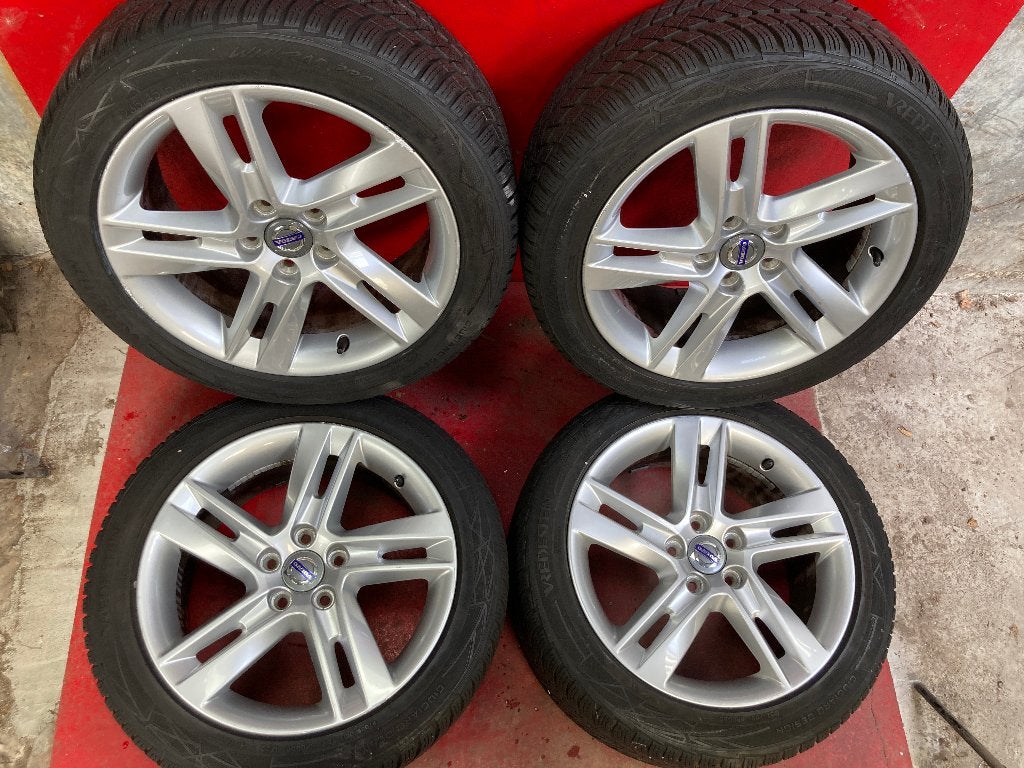 Winterbanden Volvo V60 S60 V70 235/45R17 Vredestein, Auto-onderdelen, Gebruikt, ., Banden en Velgen, 17 inch