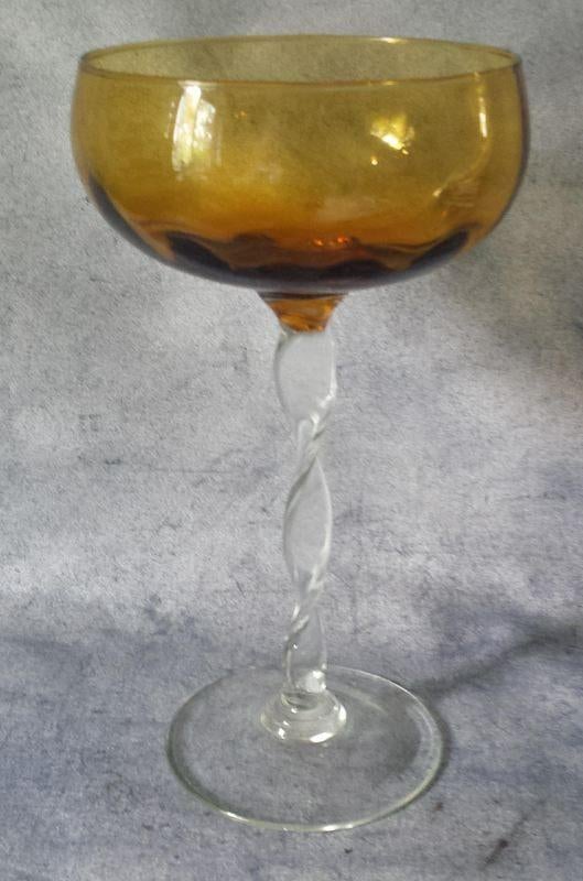 Glazen vaas met gedraaide voet [4699]  [HuWova], Overige kleuren, Ophalen of Verzenden, Minder dan 50 cm, Glas