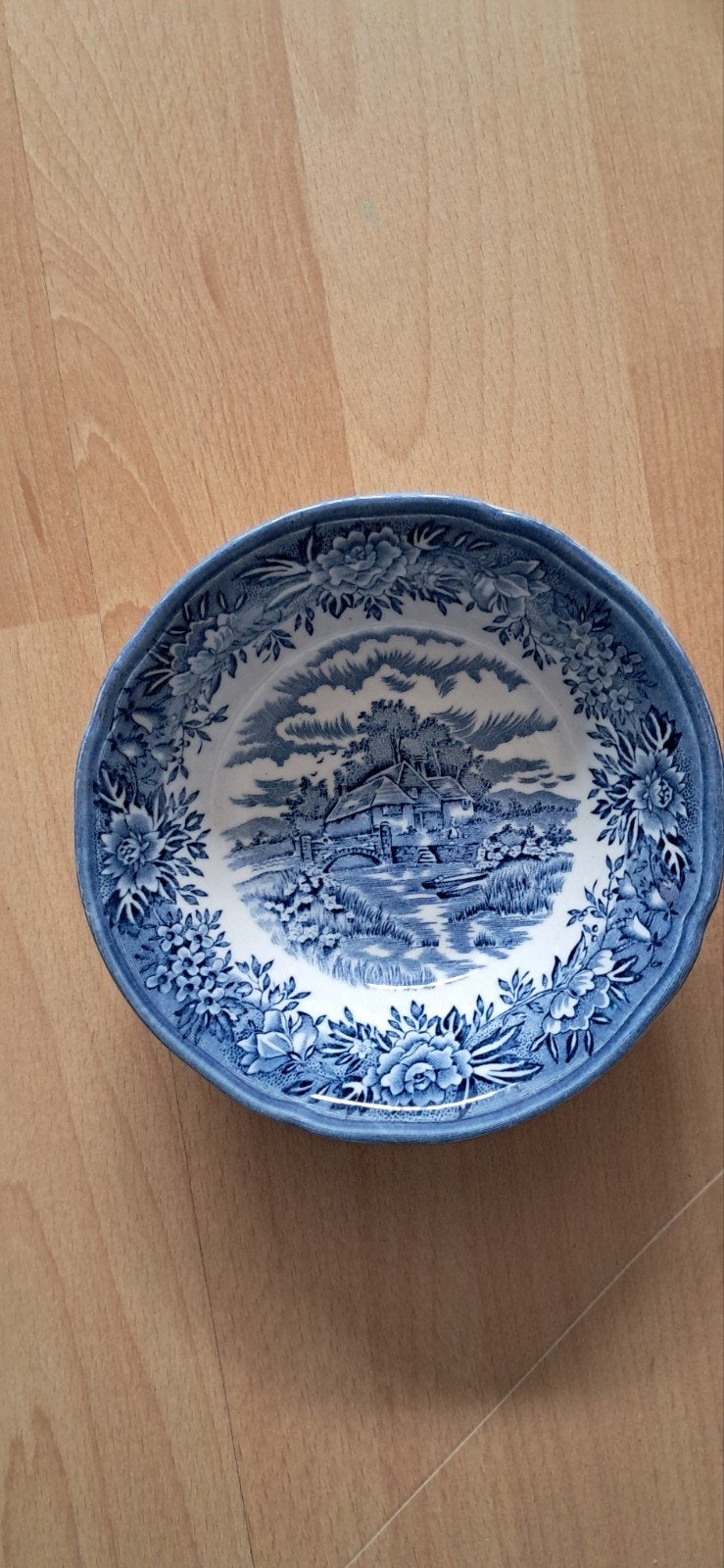 Antieke blauw-witte schaal met landschap en bloemmotief, Ophalen of Verzenden