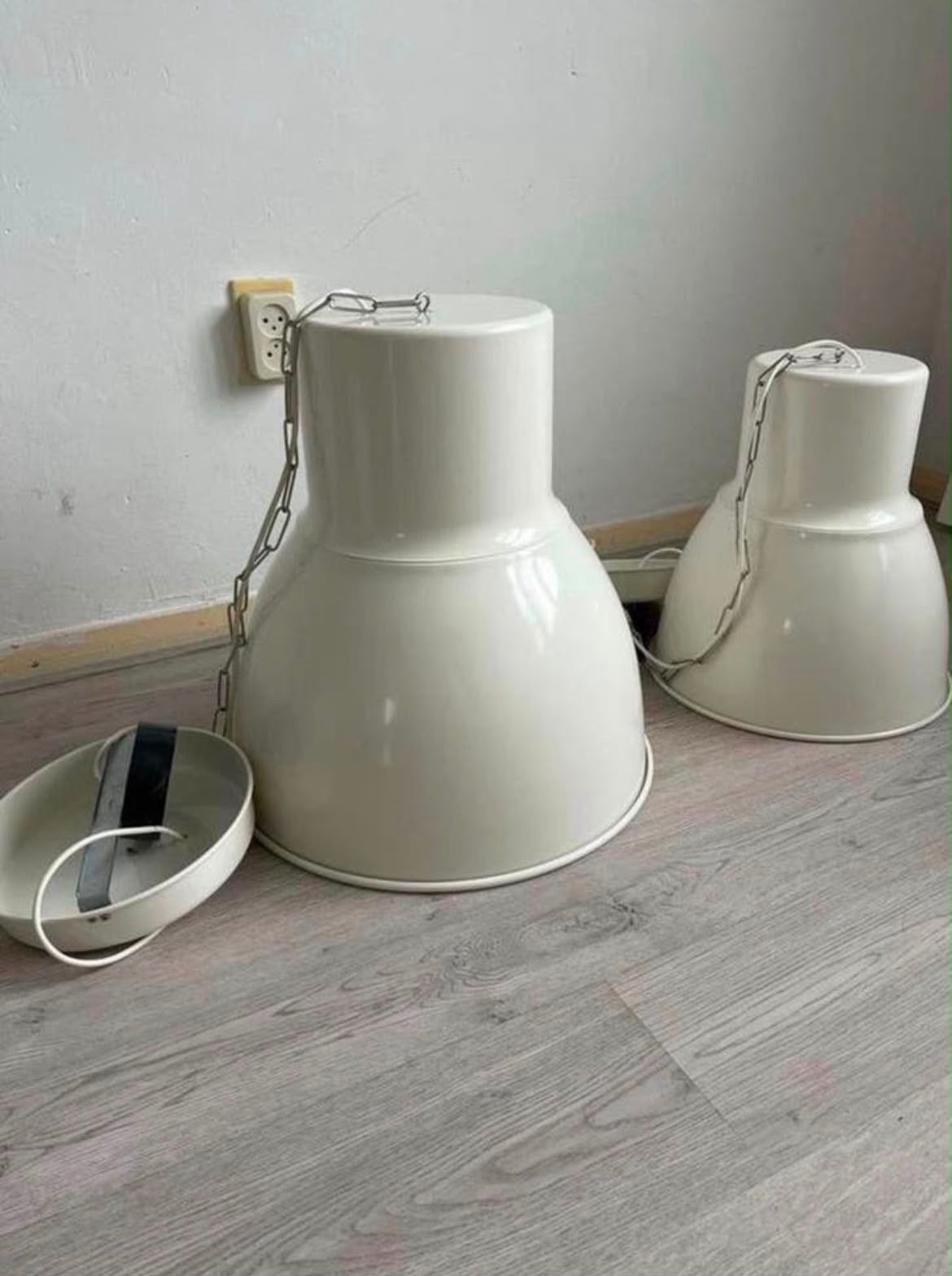 Set van 4 witte IKEA Hektar hanglampen (2 groot, 2 klein), Ophalen, Gebruikt, Metaal, E27 (groot)