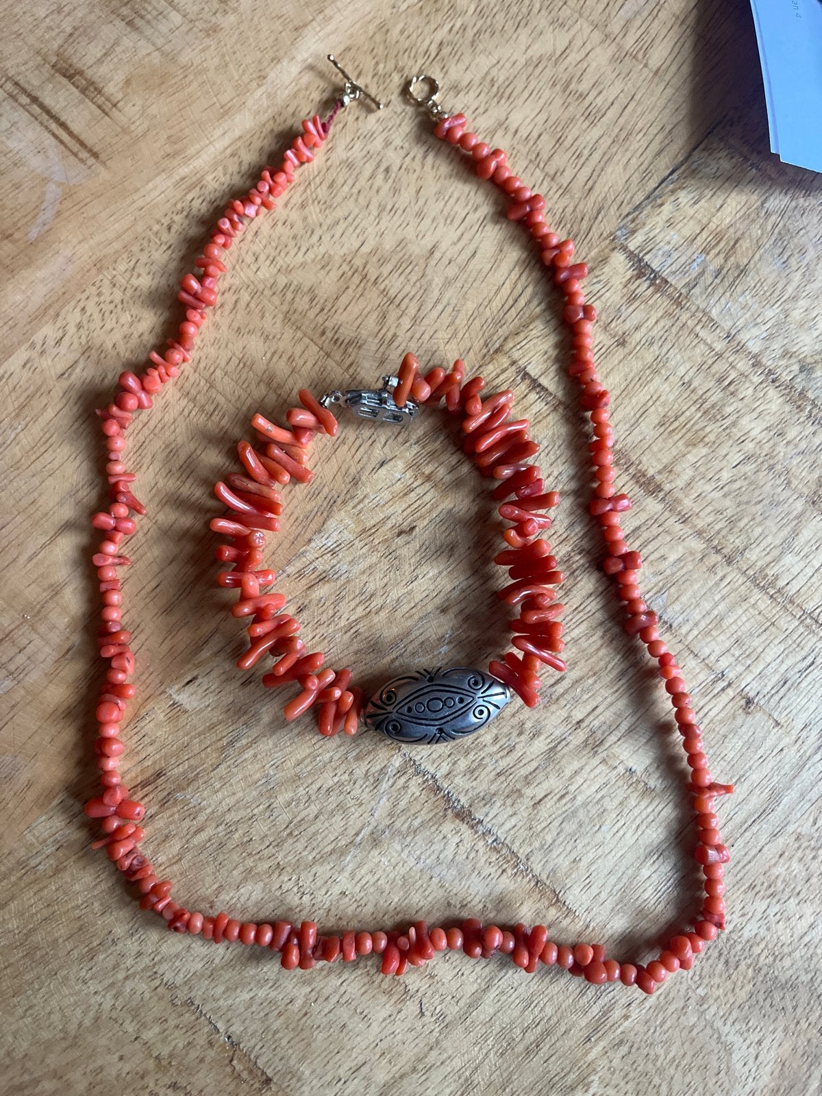 Bloedkoraal ketting en armband met gouden slot, Sieraden, Tassen en Uiterlijk, Kettingen, Ophalen, Gebruikt, Rood, Steen of Mineraal