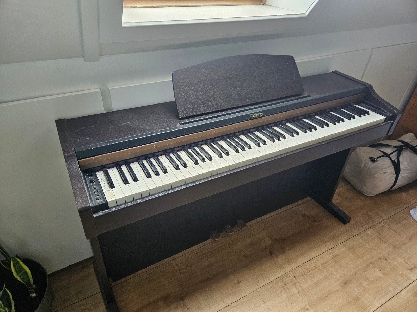 Roland HP101e-RW Digitale Piano - Bruin, Muziek en Instrumenten, Gebruikt, Bruin, Digitaal, Ophalen of Verzenden