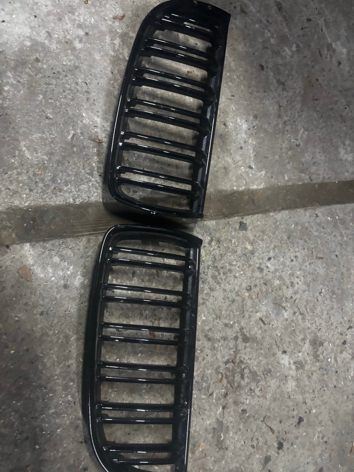 BMW E90 2007 Grill met motorkap bevestiging, Auto-onderdelen, Carrosserie en Plaatwerk, Ophalen of Verzenden, Gebruikt, Voor, BMW