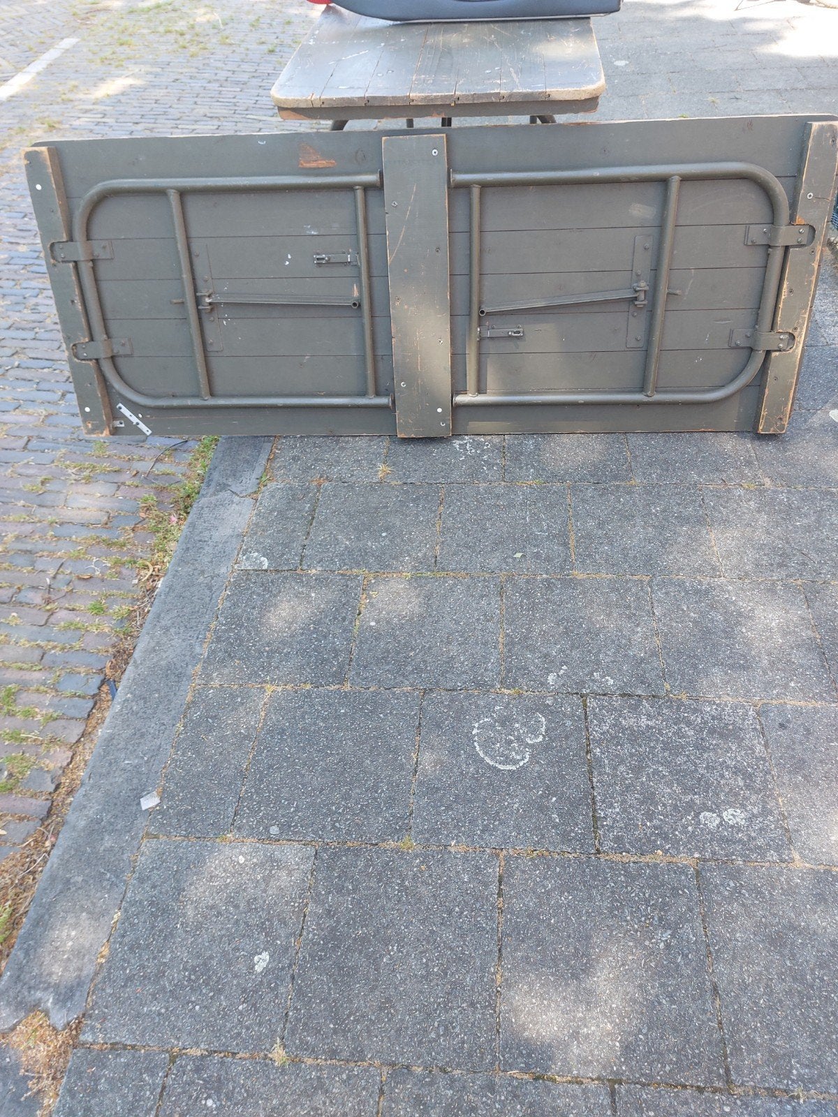 Robuuste houten legertafel met metalen onderstel, Huis en Inrichting, Tafels | Eettafels, Overige houtsoorten, Gebruikt, Rustiek, Praktisch