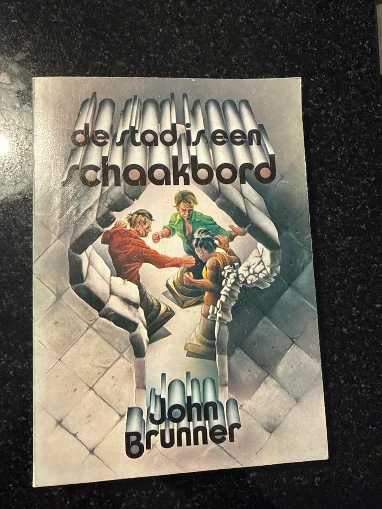 De Stad is een Schaakbord - John Brunner (SF), Ophalen of Verzenden, Gelezen