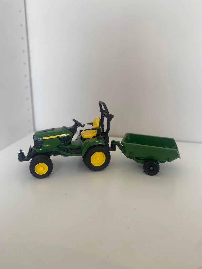 John Deere X949 tuintractor met figuur - Bruder 62104, Ophalen of Verzenden, Zo goed als nieuw, Tractor of Landbouw