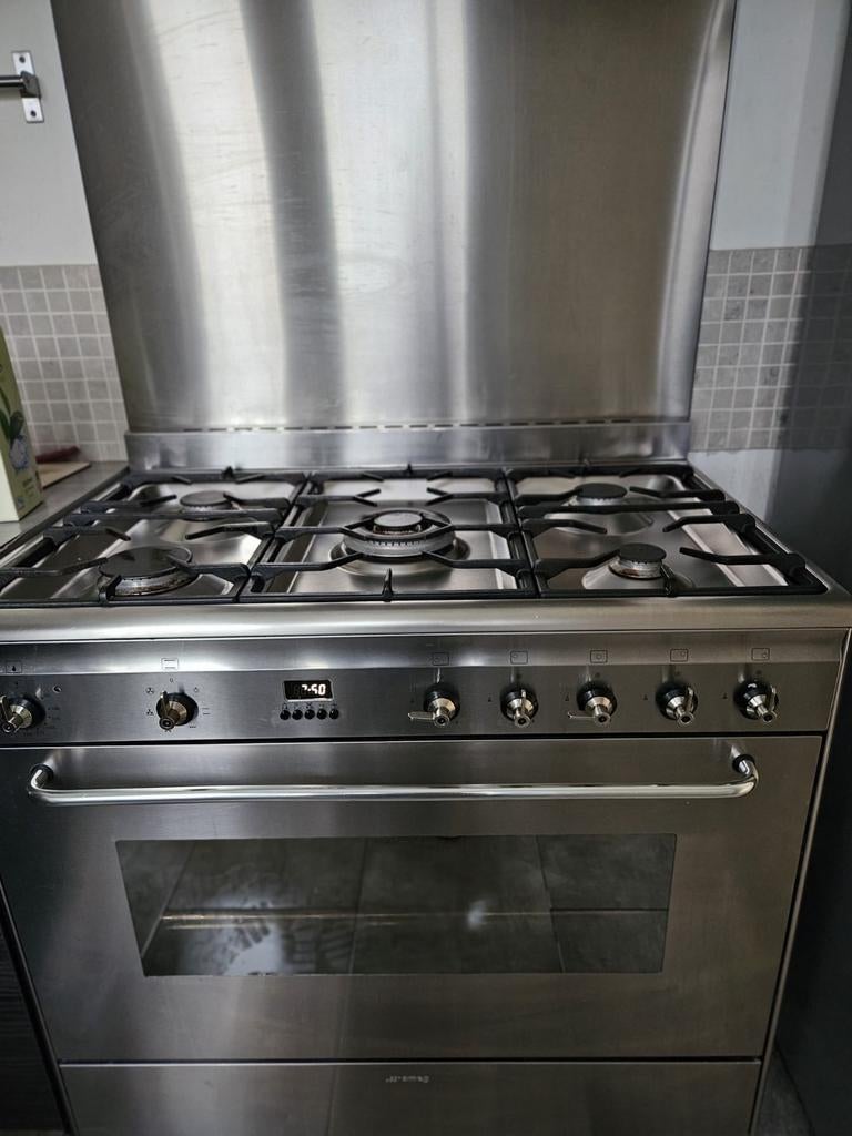 Te koop smeg fornuis met achterwand en afzuigkap wegens verh, Gebruikt, 60 cm of meer, Ophalen of Verzenden, Gas