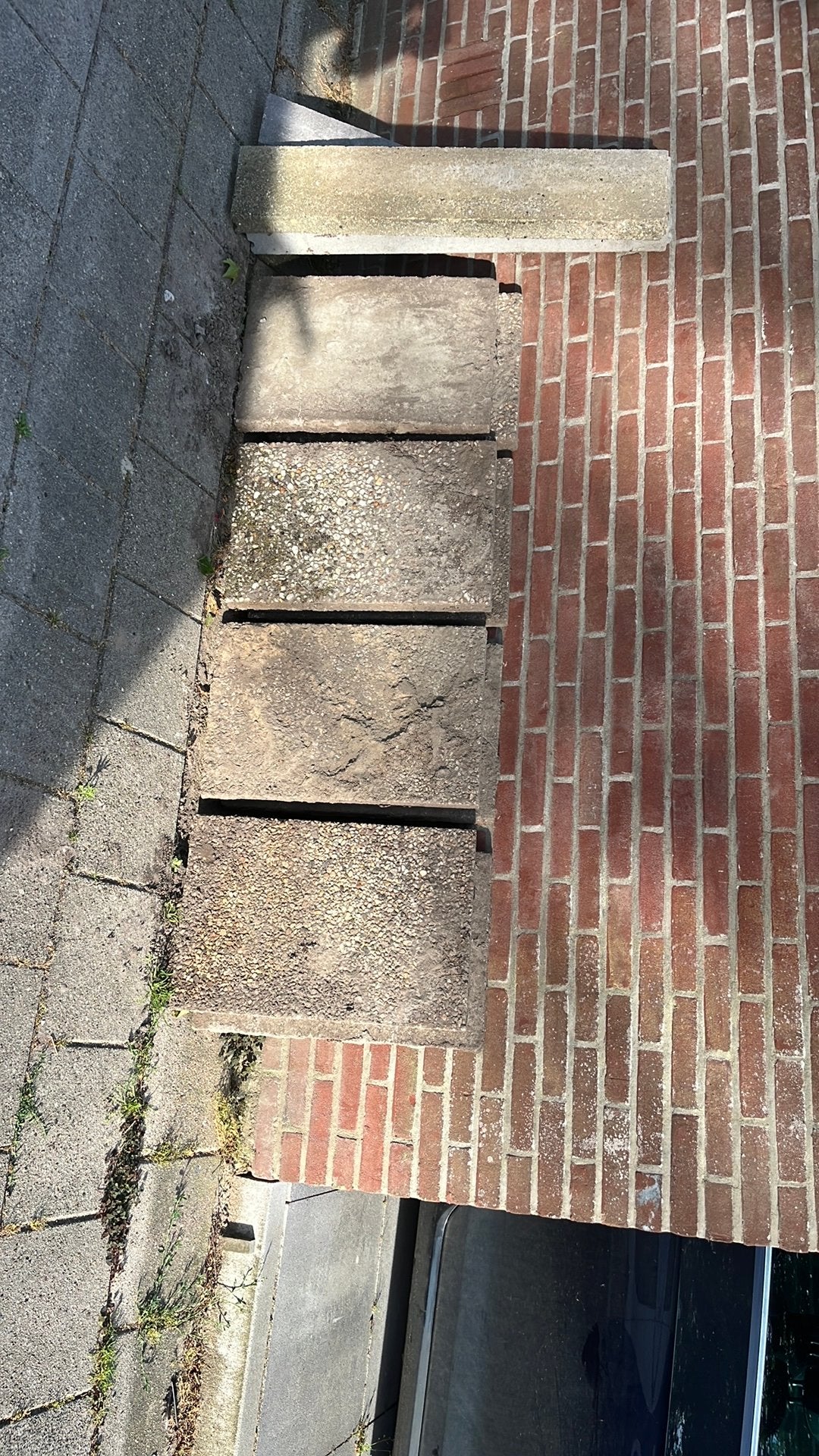 Gratis tegels en trottoirbanden: 8 gewassen, 2x 60x60, 2x, Ophalen, Gebruikt, Minder dan 5 m², Beton
