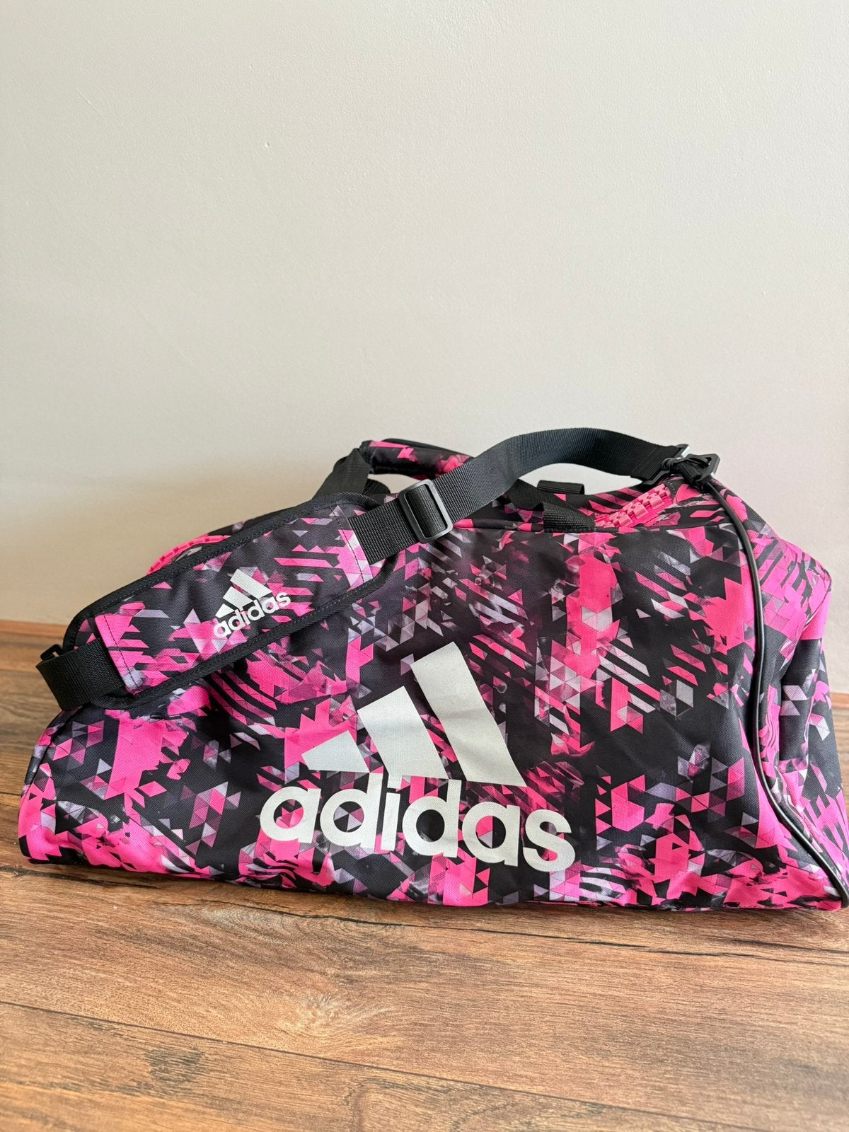 Adidas sports bag - pink camo / silver maat M, Ophalen of Verzenden, Nieuw, Dames