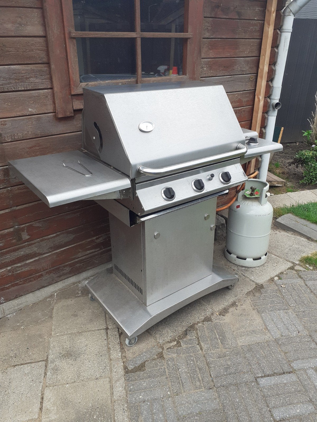 Grote bbq met 2 gasflessen, Ophalen, Zo goed als nieuw